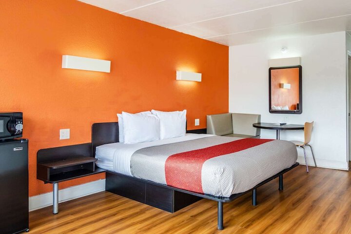 1 King Bed (2 of 15)