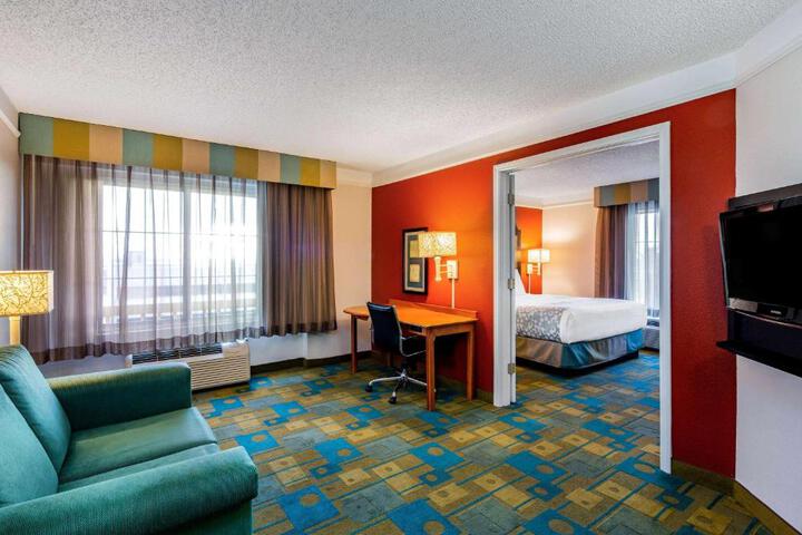 1 King Bed Deluxe Room (13 of 18)