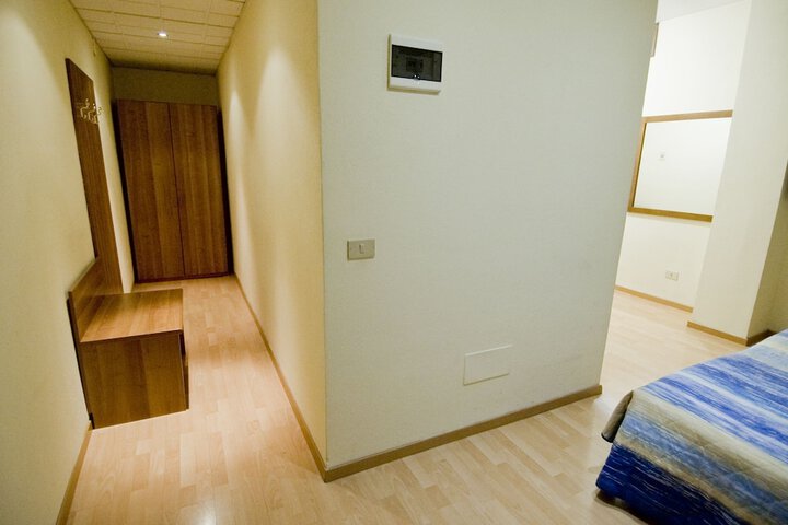 Room 10 of 18
