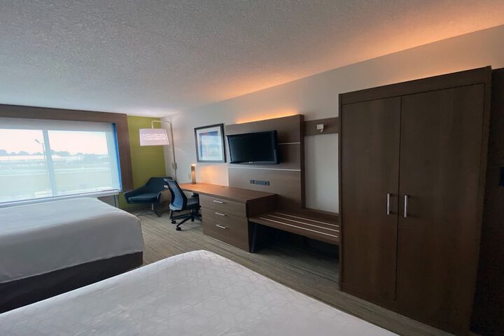 2 Queen Beds (10 of 22)