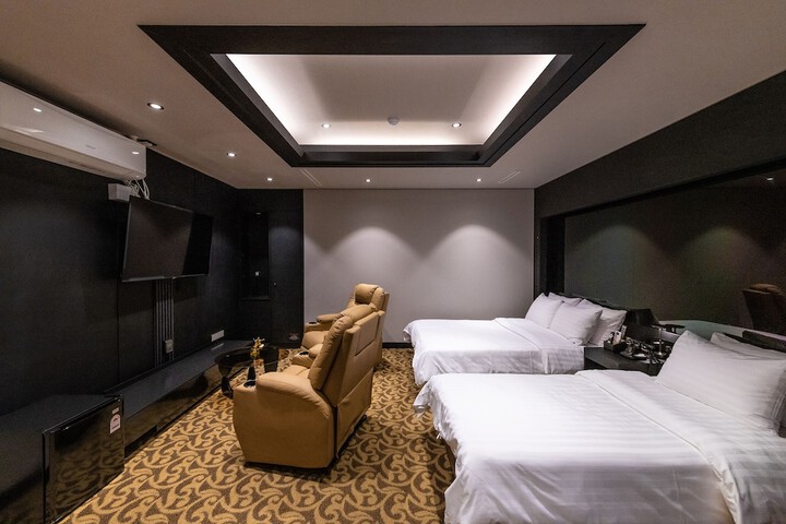 Room 8 of 100