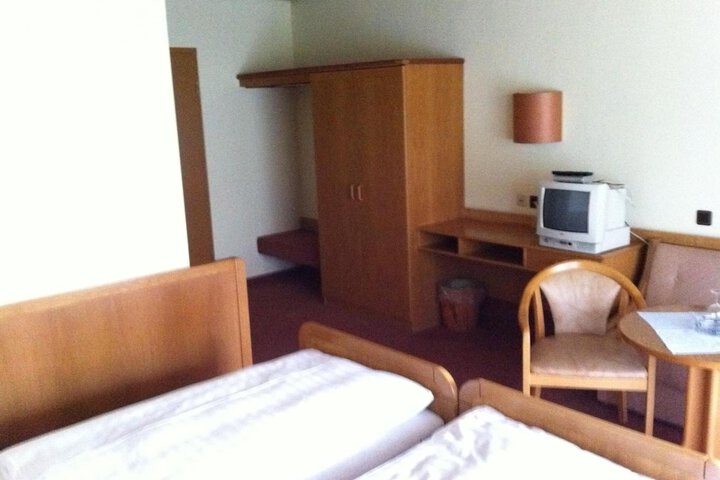 Room 9 of 18