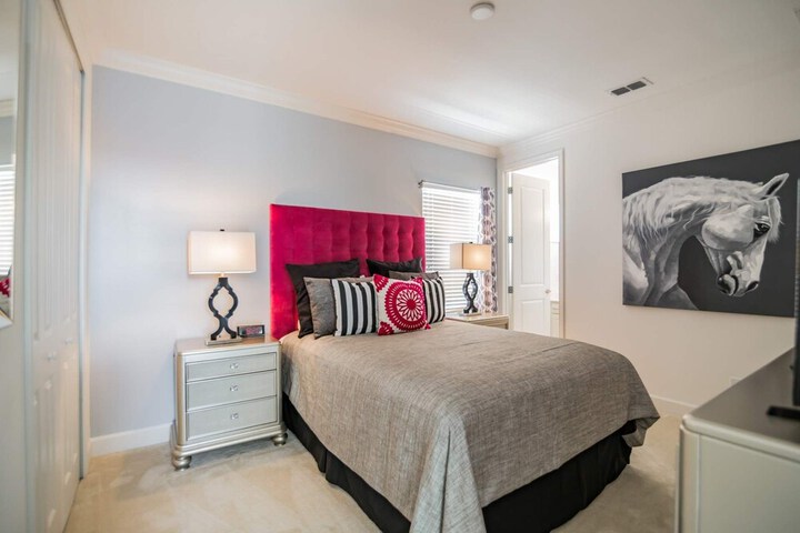 Room 4 of 122