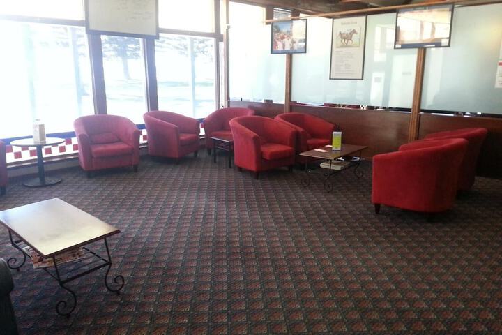 Lounge 22 of 36
