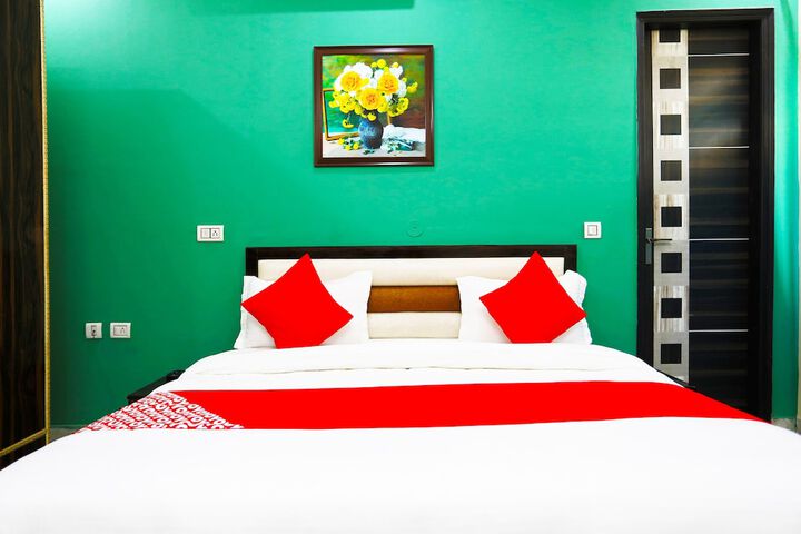 Room 8 of 12