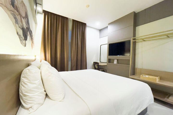 Room 8 of 80