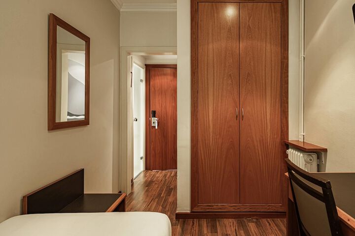 Room 33 of 108
