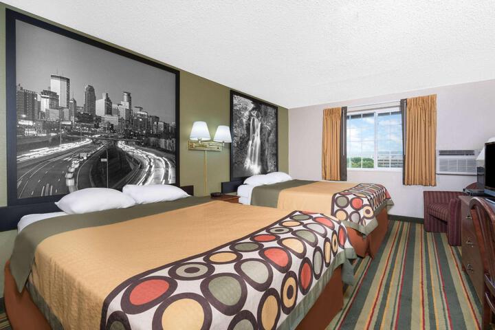 1 Queen Bed (6 of 8)