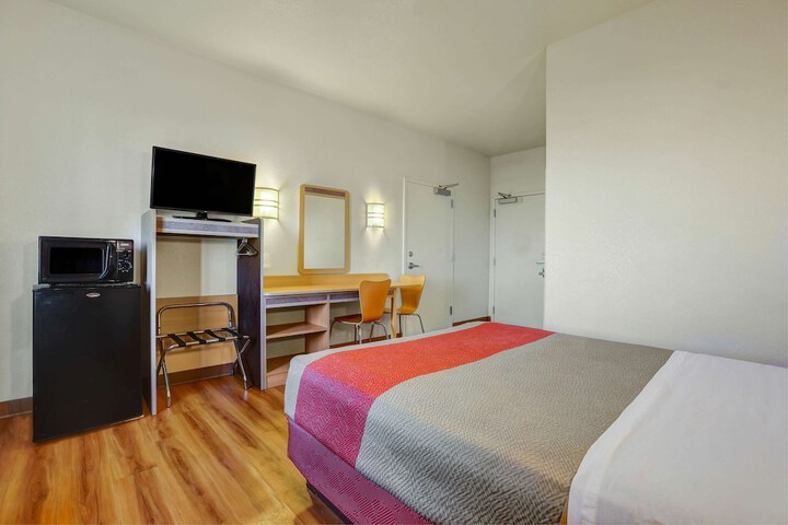 1 Queen Bed (1 of 13)