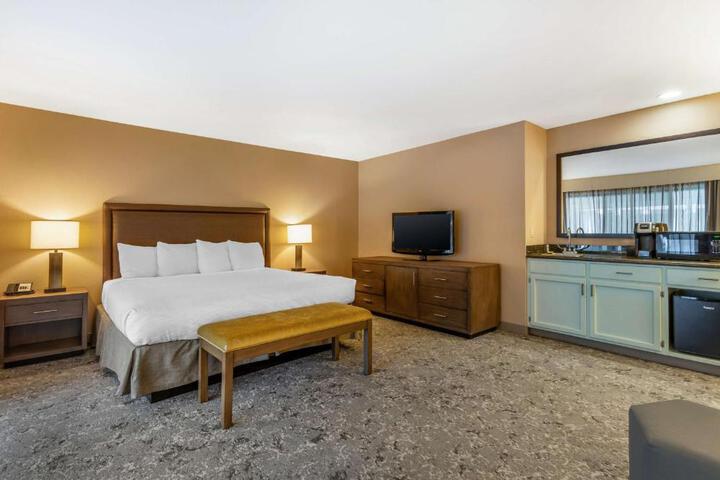 1 King Bed Microwave and Refrigerator WiFi Full Breakfast (4 of 17)
