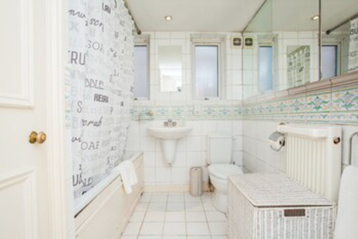 Room 6 of 27