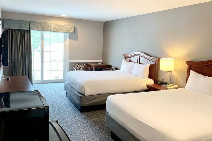 2 Queen Beds (10 of 12)