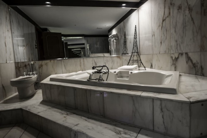 Jetted tub