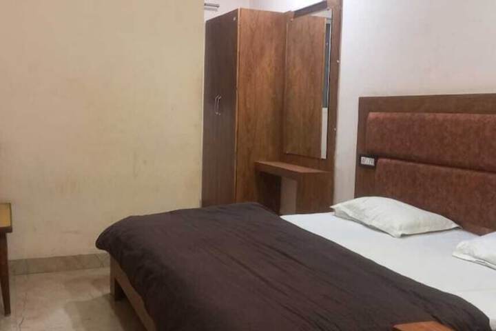 Room 4 of 33