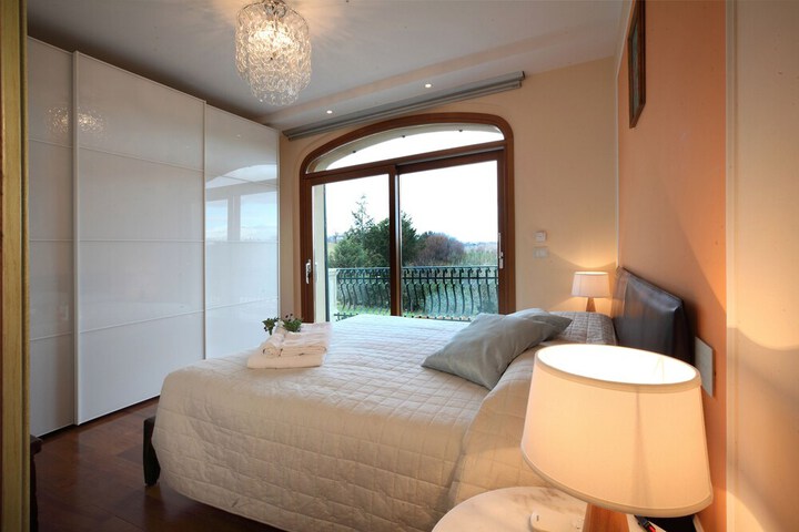Room 10 of 61