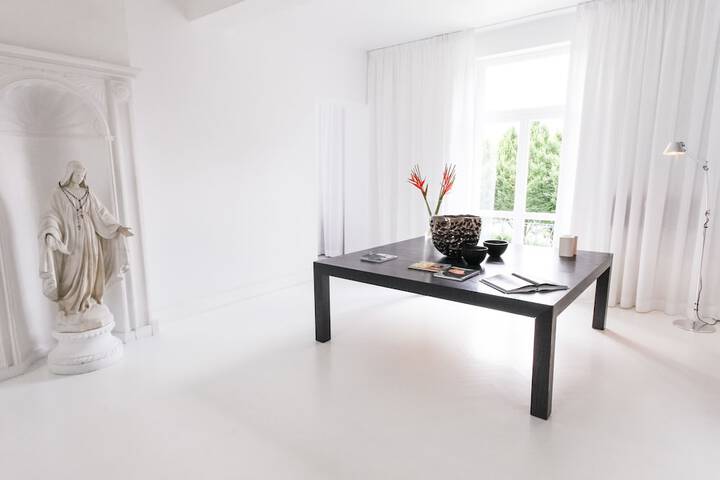 Room 4 of 214