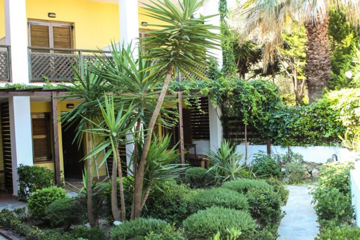 Hotel Exterior 23 of 26