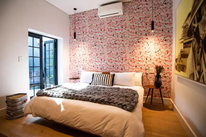 Room 4 of 18