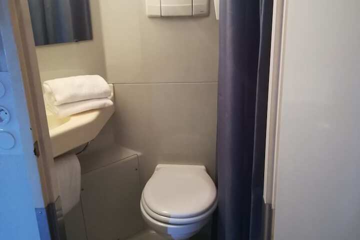 Room 17 of 32