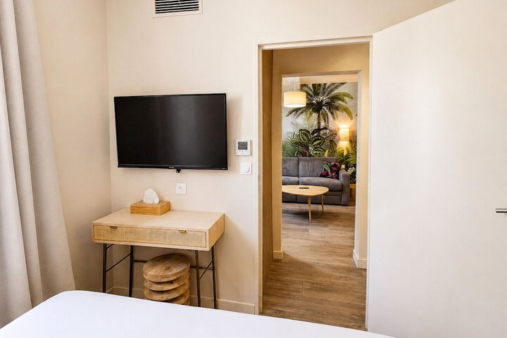 Room 13 of 33