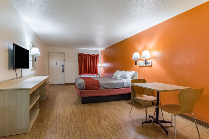 1 Queen Bed (2 of 13)