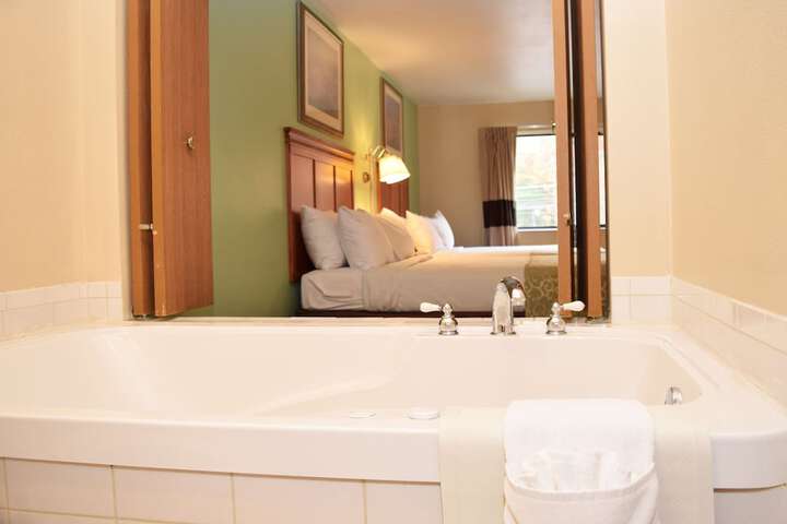 2 Queen Beds Jacuzzi (15 of 16)