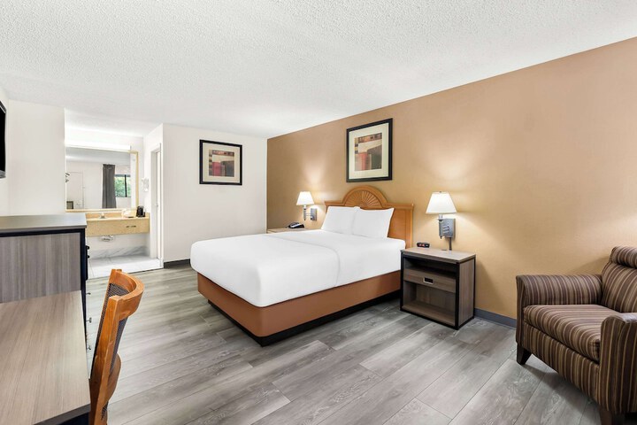 2 Queen Beds (10 of 15)
