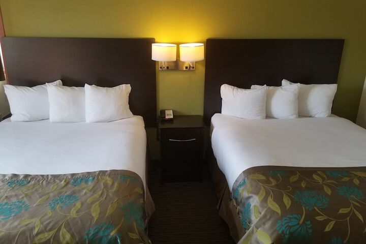 1 Queen Bed (15 of 16)