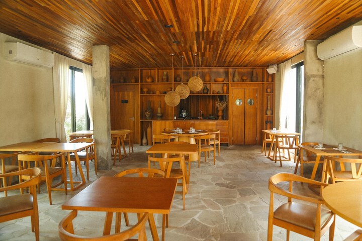 Dining 82 of 110