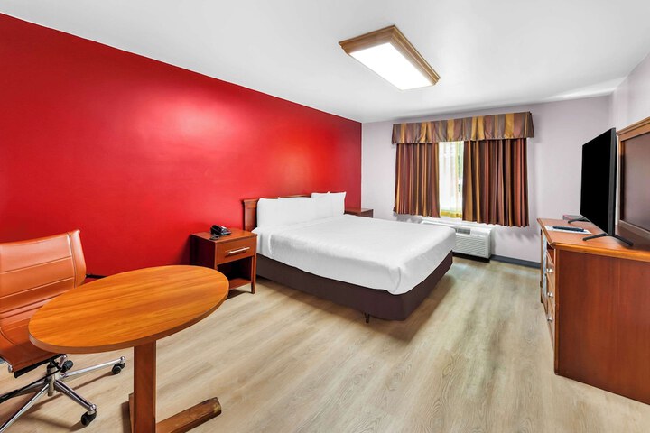 1 King Bed (4 of 4)