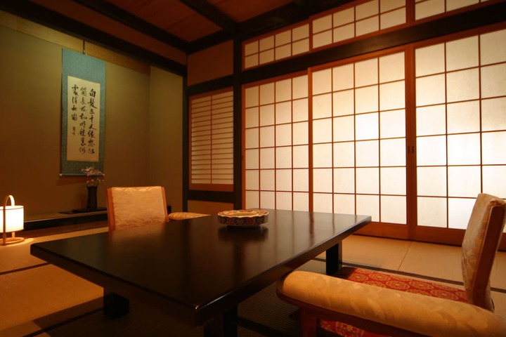 Room 5 of 33