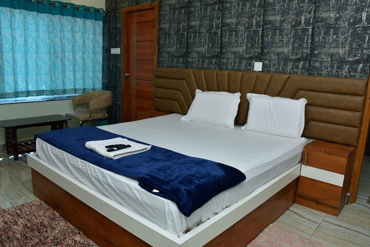 Room 10 of 14