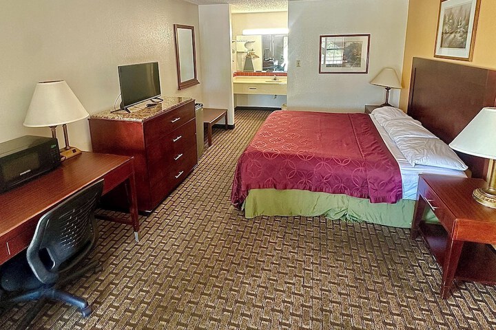 1 King Bed (5 of 6)