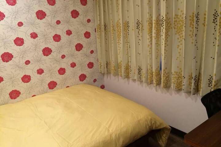 Room 8 of 16