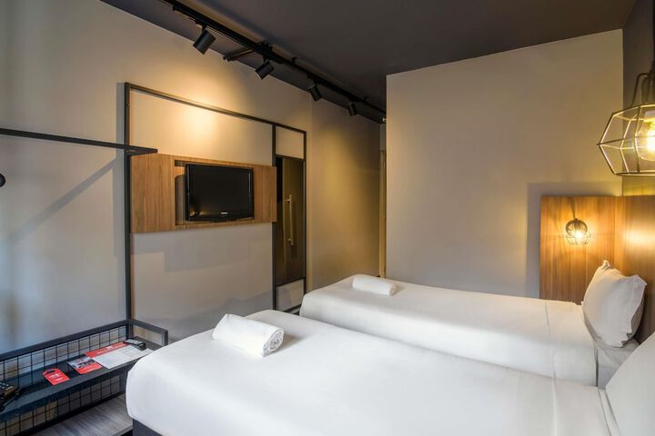 Room 6 of 80