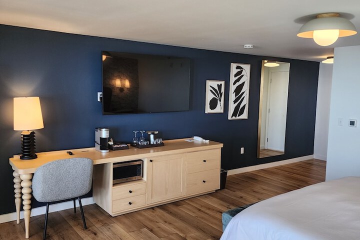 Room 33 of 81
