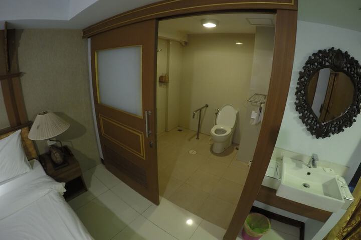Room 52 of 77
