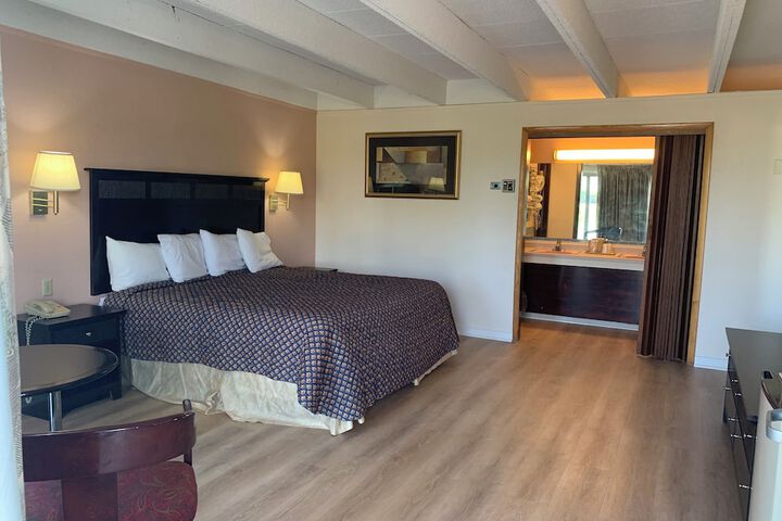 1 King Bed (8 of 12)