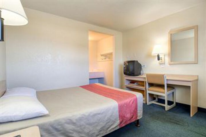 Room 8 of 28