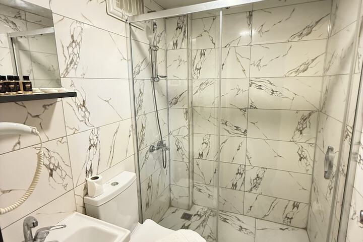Room 10 of 16