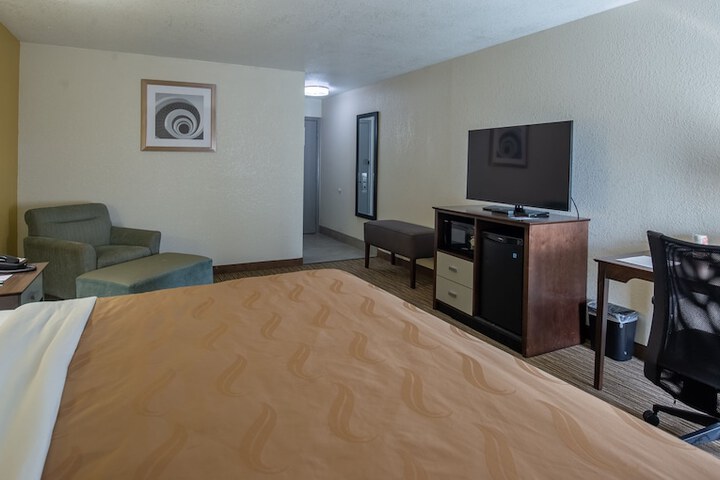 1 King Bed (2 of 19)