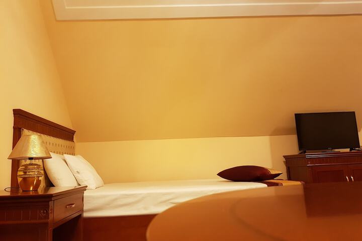 Room 32 of 60