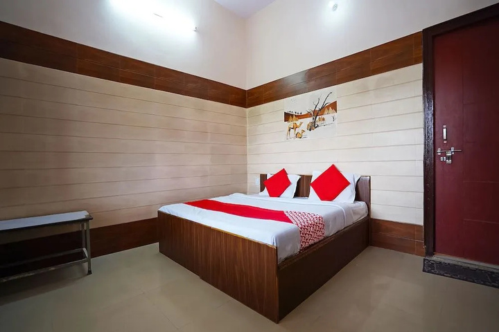 Room 4 of 9