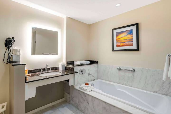 2 Queen Beds Accessible (3 of 8)
