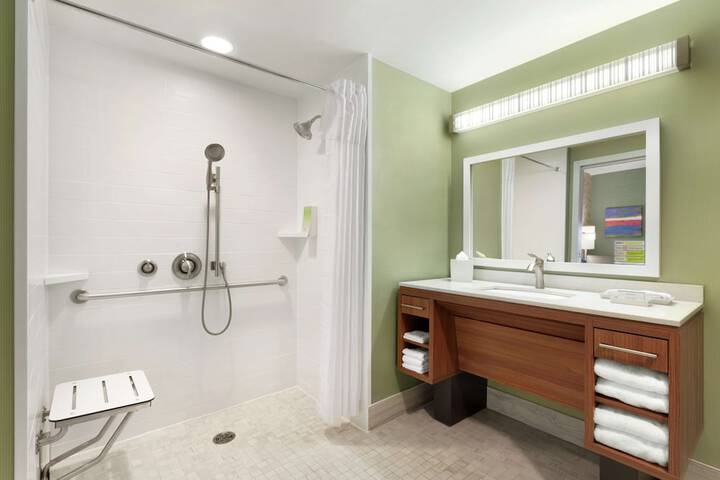 1 Queen Accessible Bathtub Studio (2 of 6)