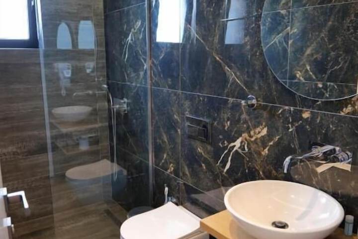 Room 80 of 107