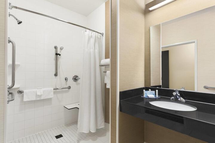 Accessible 2 Queen Accessible Roll in Shower Microwave and Refrigerator Full Breakfast (2 of 5)