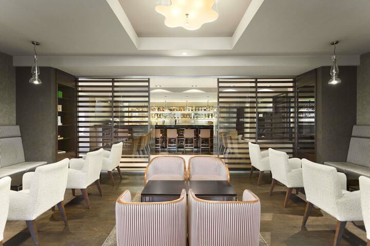 Lounge 21 of 26