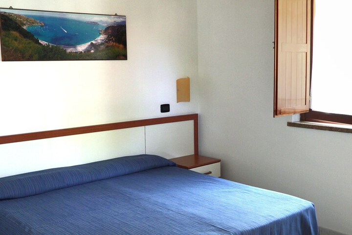 Room 3 of 70