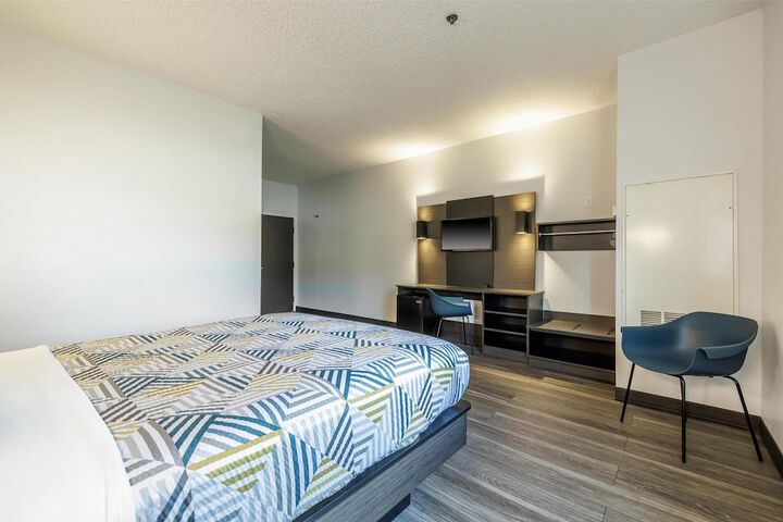 Room 6 of 24